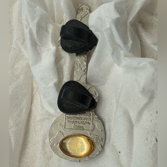 Vintage Hard Rock Black Guitar Pin - Picture 4 of 6